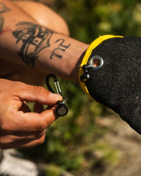 Black Cat Landing Gloves links large